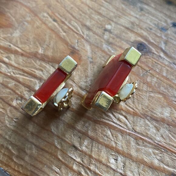💛 Vintage Designer Givenchy Red Carnelian Gold Plated Clip On Earrings - Picture 7 of 8